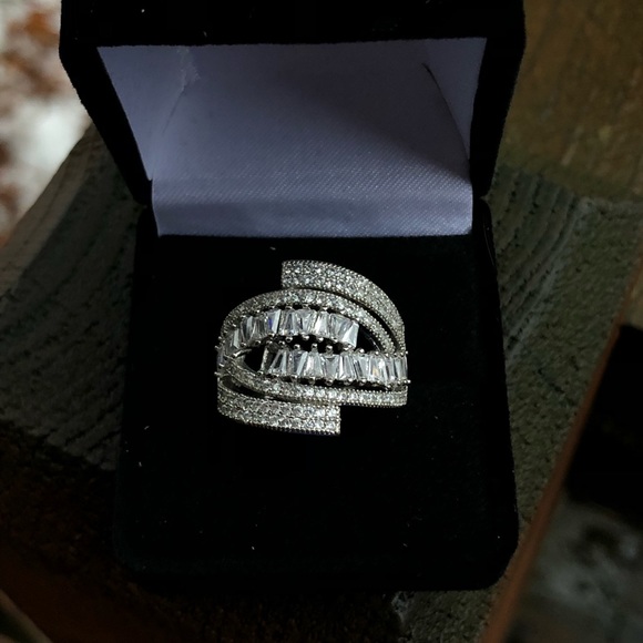 ❗️LAST CHANCE 11/30❗️STERLING SILVER CUBIC ZIRCONIA ROMANCE RING - Picture 4 of 10